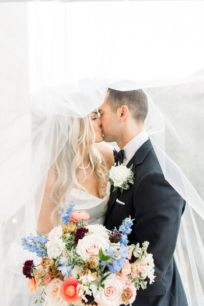Romantic colorful wedding at Columbus Museum of Art. Columbus Ohio Wedding Photographer