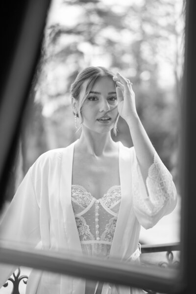 photo de mariée durant les préparatifs 