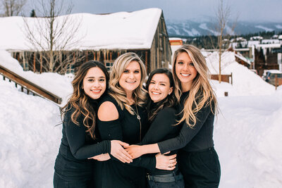 Professional photo of extended family in the snow in Breckenridge