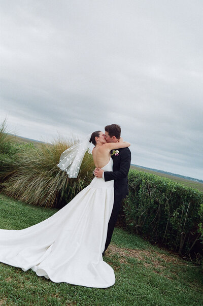 Bride and groom kissing for photos by Shelby Ann Photos, wedding photographer jacksonville fl