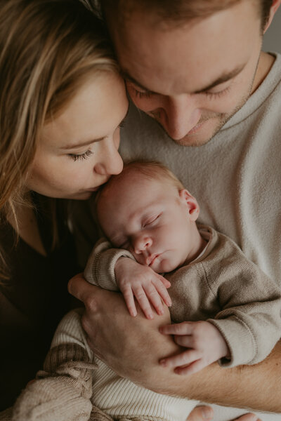 mama geeft een kusje aan de baby 