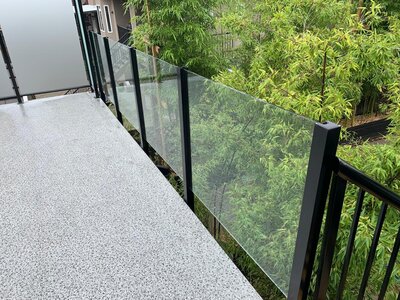Sleek modern frameless railing