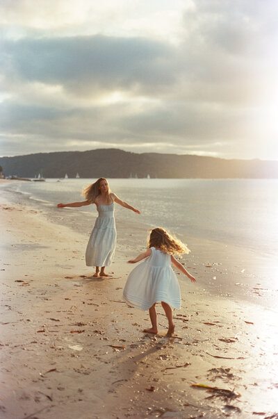 Sunset twirls and sandy toes—natural family photoshoot Sydney magic with Tealily