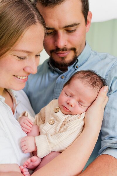 eau claire newborn session mom dad baby