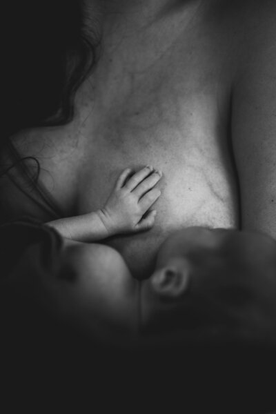 seance photo peau a peau avec bébé neuchatel - photographe nouveau ne a la maison - berangere photographie