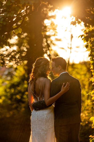 Romantische bruidsfoto bij Kasteel Wijenburg in Echteld: bruidspaar samen in de warme gloed van de zonsondergang, tijdloos vastgelegd door Juliette Fotografie.