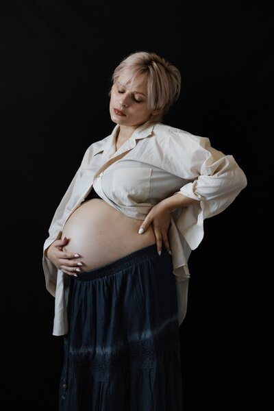 moment de tendresse avec son futur bébé pour cette femme enceinte lors de son shooting grossesse à la tour du pin