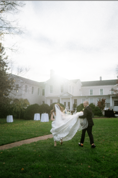 Sacramento Wedding Photographer captures bride and groom having picnic
