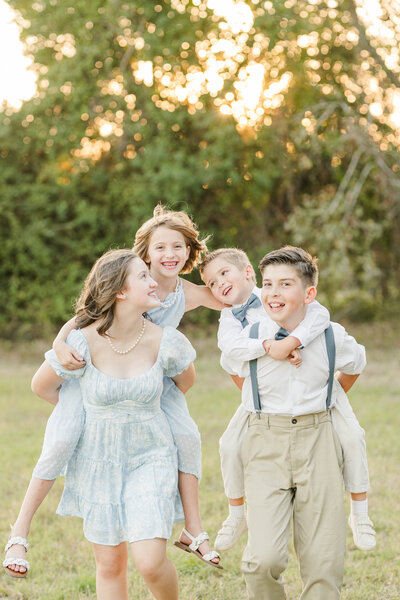Piggy-back-rides-with-Houston-family-photographer