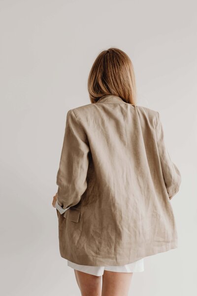 kaboompics_white-top-white-high-waisted-shorts-linen-jacket-27693