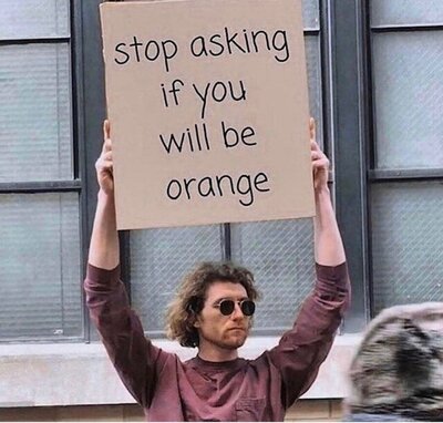 Man met een bord omhoog met daarop Stop asking if you will be orange