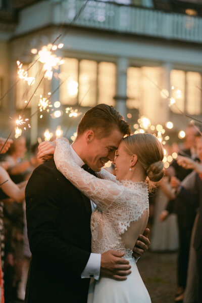 Documentary wedding photography in the cathedral of Turku and Airisniemen kartano by wedding photographer Hannika Gabrielsson 