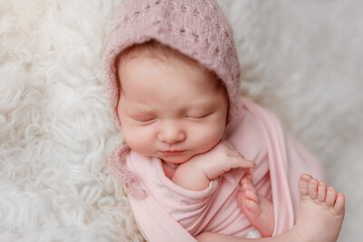Newborn fotoshoot in Haarlem met ontspannen babyportret