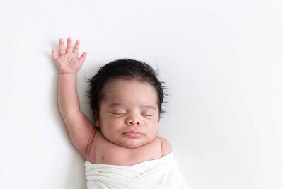 Close up van babygezichtje tijdens een newbornshoot thuis- Irene Maris Fotografie Tilburg