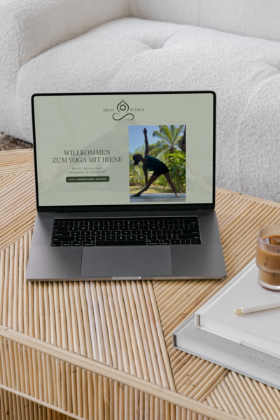 Mockup einer Website für Yogalehrerin Birgit, naturverbunden und mit Fokus auf Sesselyoga gestaltet