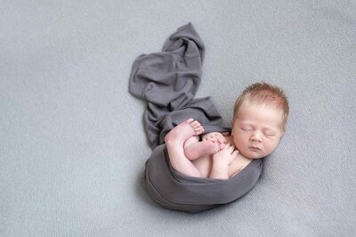 Newbornshoot thuis op witte achtergrond - Irene Maris Fotografie Tilburg