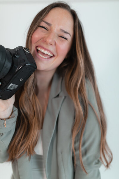 Lexi Hungerford posing with camera
