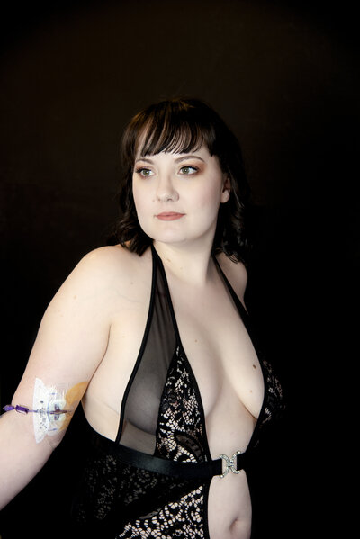 black-background-portrait-brunette-woman-standing-boudoir