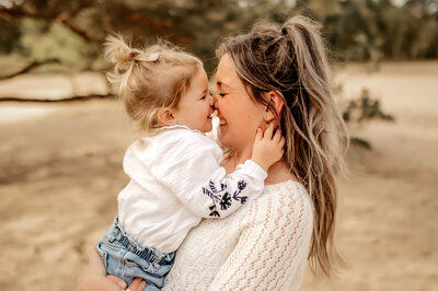 mama en dochter doen neusje neusje en giechelen met elkaar in Herperduin
