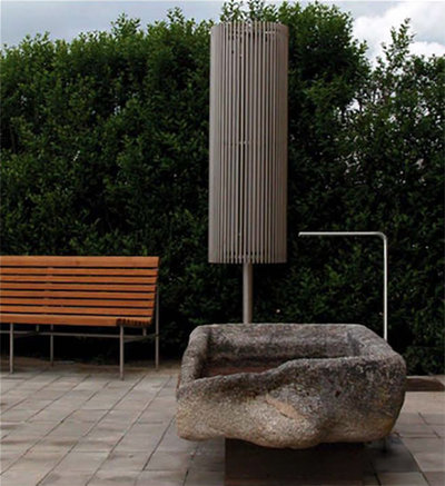 Pila de piedra y Mobiliario exterior diseñado por el arquitecto Gabriel Gallegos en el exterior del showroom Ilione