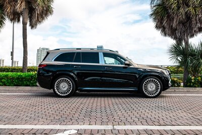 mercedes-maybach-gls-600-kalahari-gold-black-for-rent-in-miami-007