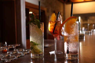 Verschiedenene Cocktails im in der Bar Leuchtfeuer im Hotel Bernstein.