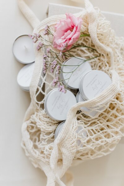 Detailed picture of bespoke wedding candles in a creme colored bag for a destination wedding in Lake Como