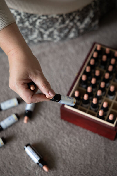 Bloesem remedies worden gebruikt tijdens behandlingen in praktijk. In beeld gebracht fotograaf  Dorien Paymans | Studio Ensō Groningen ©