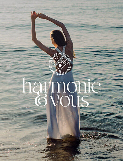 Jeune femme de  dos pieds dans l'eau avec dessus le logo d'une cliente du Studio de creation graphique.