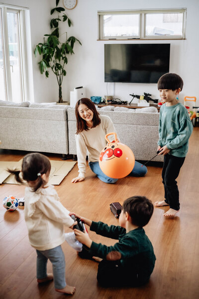 4人家族がリビングでくつろいでいる写真