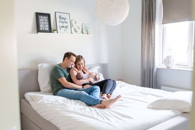 Newborn fotograaf achter de camera tijdens een newborn shoot aan huis.