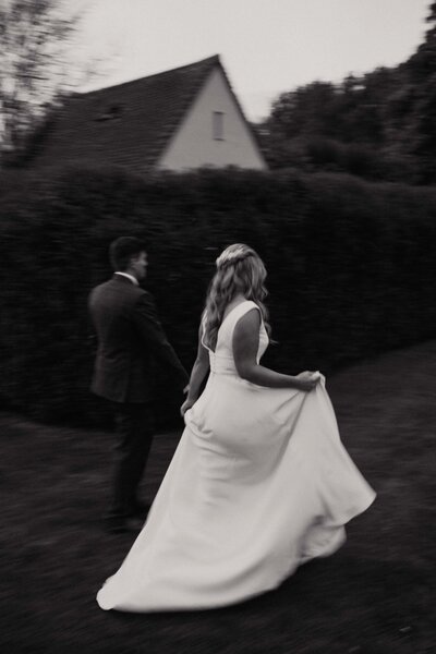 Black&White bride and groom walking with motion-1