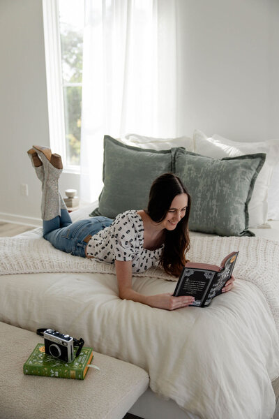 atlanta wedding photographer keri lindekugel reading book