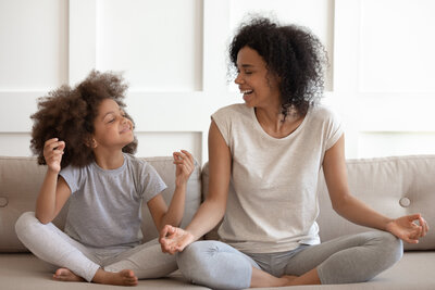 Maman et enfant complices, assis ensemble, symbolisant une parentalité sereine sans cris et un cadre clair grâce au programme La Roadmap.
