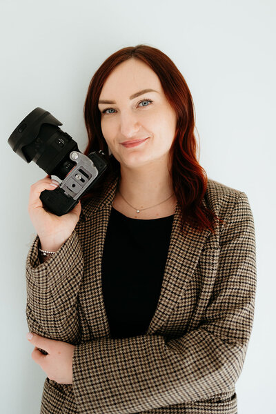 Meet Paulina, a Pennsylvania-based documentary wedding photographer specializing in authentic, unscripted moments and timeless storytelling. With a passion for capturing genuine emotions, Paulina creates heirloom-worthy wedding photographs that reflect the unique charm of every love story