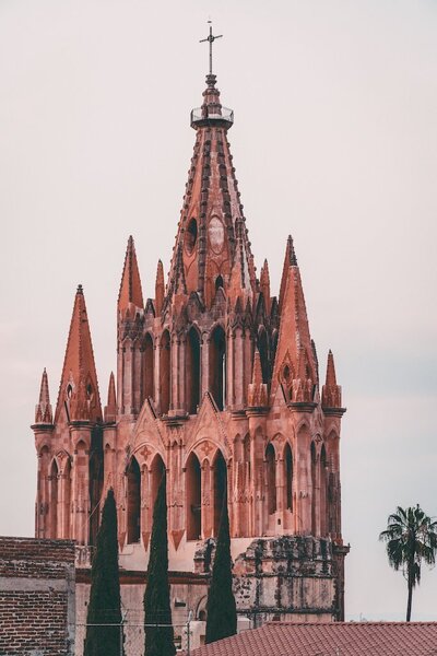 View of the Parroquia de San Miguel Arcángel in San Miguel De Allende, showcasing the cultural charm surrounding EnForma’s boutique wellness and fitness experience