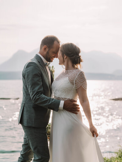 Authentisches Hochzeitsfoto eines Paares im grünen Gantrischgebiet 

