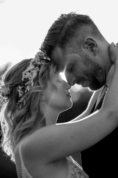 Spontane en stijlvolle bruidsfotografie door Melissa Boer, gespecialiseerd in tijdloze trouwfoto’s.