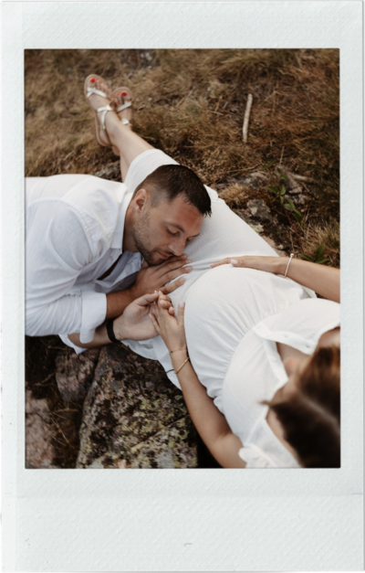 polaroid-grossesse-coucher-dans-l-herbe