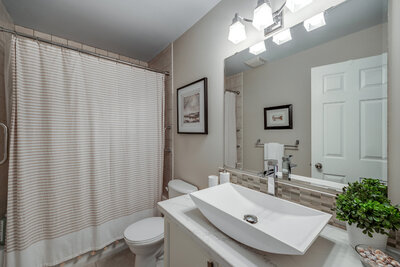 9-571 Longworth main bath