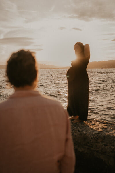 seance photo sur la plage des ondes a antibes au coucher du soleil avec une photographe grossesse nice