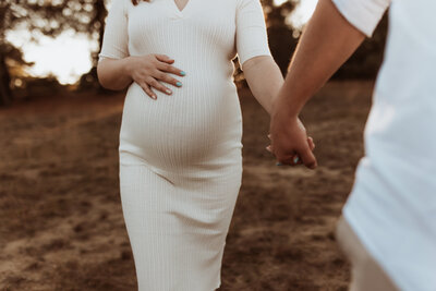 Zwangerschapsshoot koppel golden hour heide Jolien Leen Fotografie