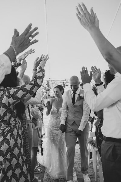 Zomerse ontspannen bruiloft midden in het bos. Na de ceremonie een haag door daggasten
