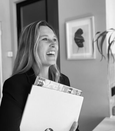 Anouk lachend met laptop zwart wit