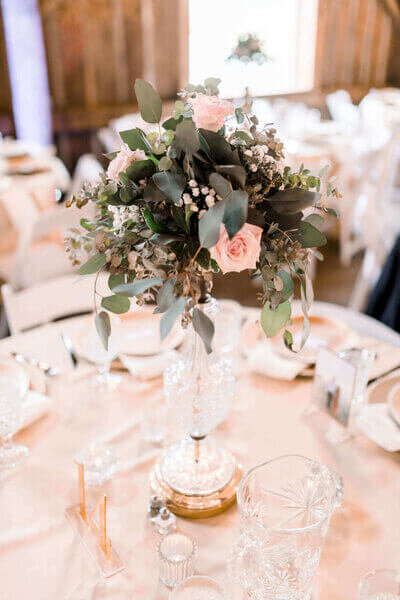 Centerpiece at  Springbrook Events in Wisconsin, floral by Reflections of You by milwaukee wedding planner.