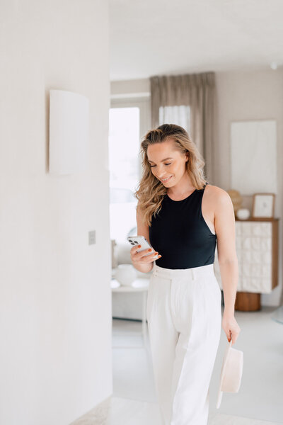 Astrid, Showit designer of Wonderlik Webdesign during branding photoshoot
