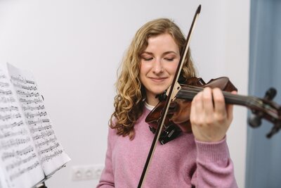 A violin player in a Franklin Method private session.