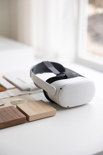 VR bril op een tafel. Beeldbank voor Studio Skiss voor haar website. Branding fotografie door Dorien Paymans | Studio Ensō Groningen ©