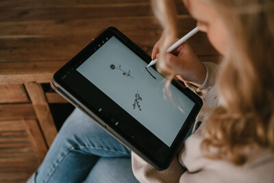 Marith illustreert op haar iPad illustraties voor trouwkaarten