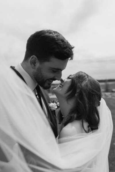 Bride & Groom under viel